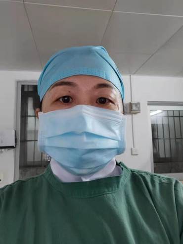 杨丽工作间隙照片