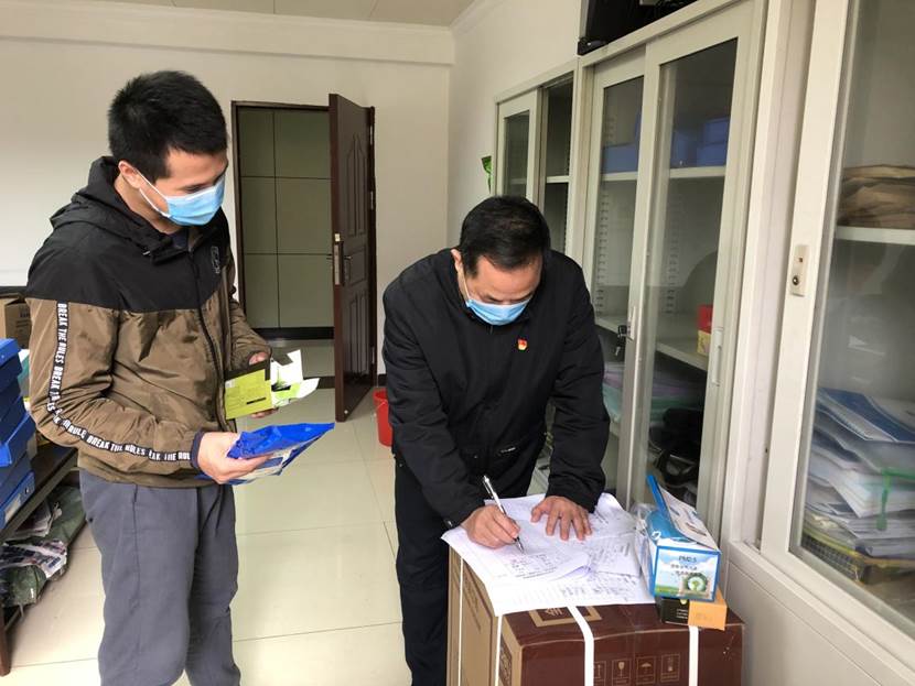 江明亮为同事发放防疫物资